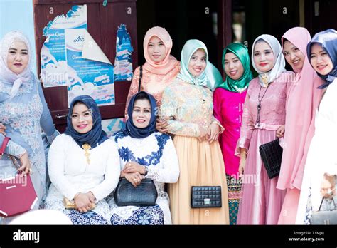 indonesian muslim women clothing